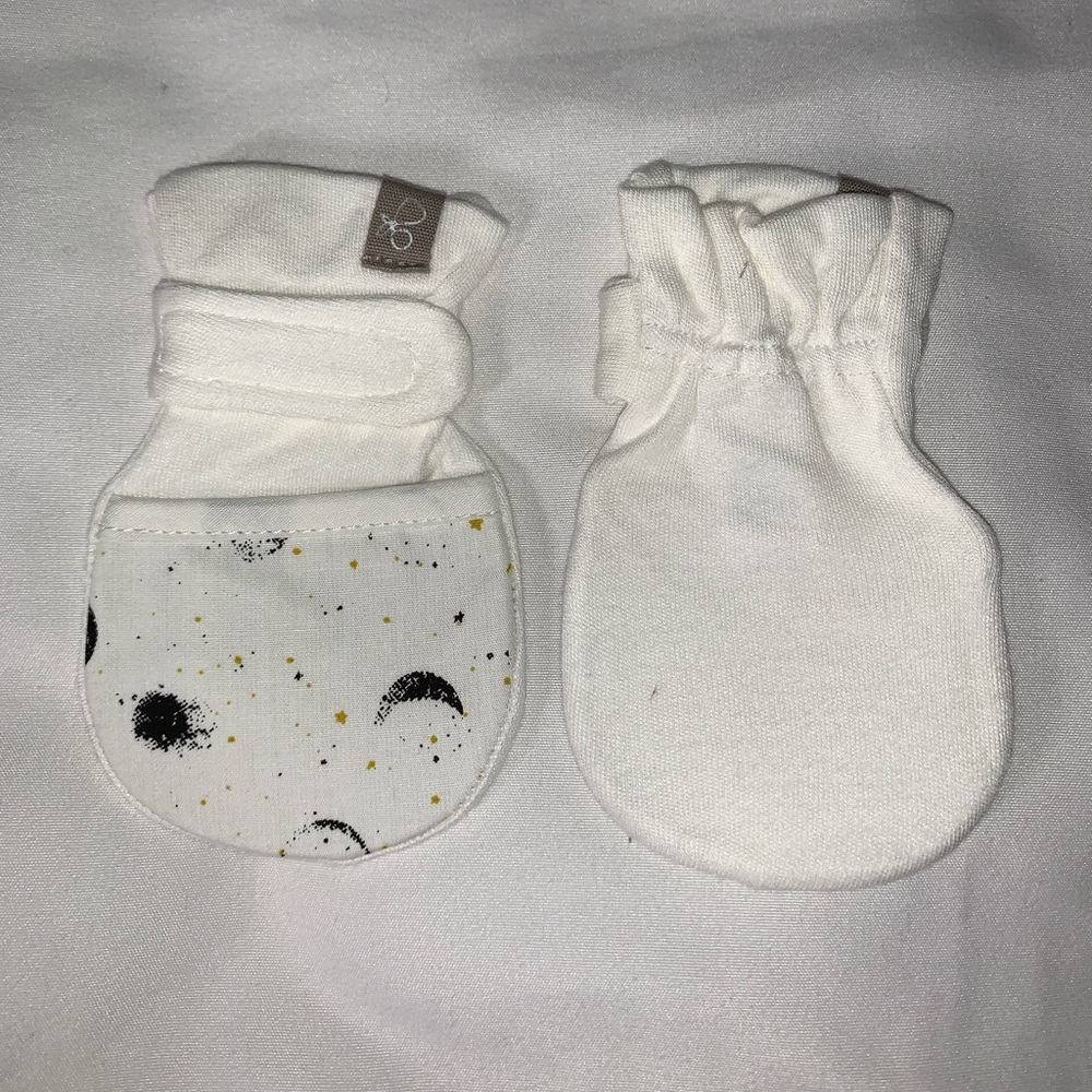 Goumi soft mittens